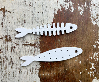Removable fish-shaped earring and jewelry holders from sardine travel case